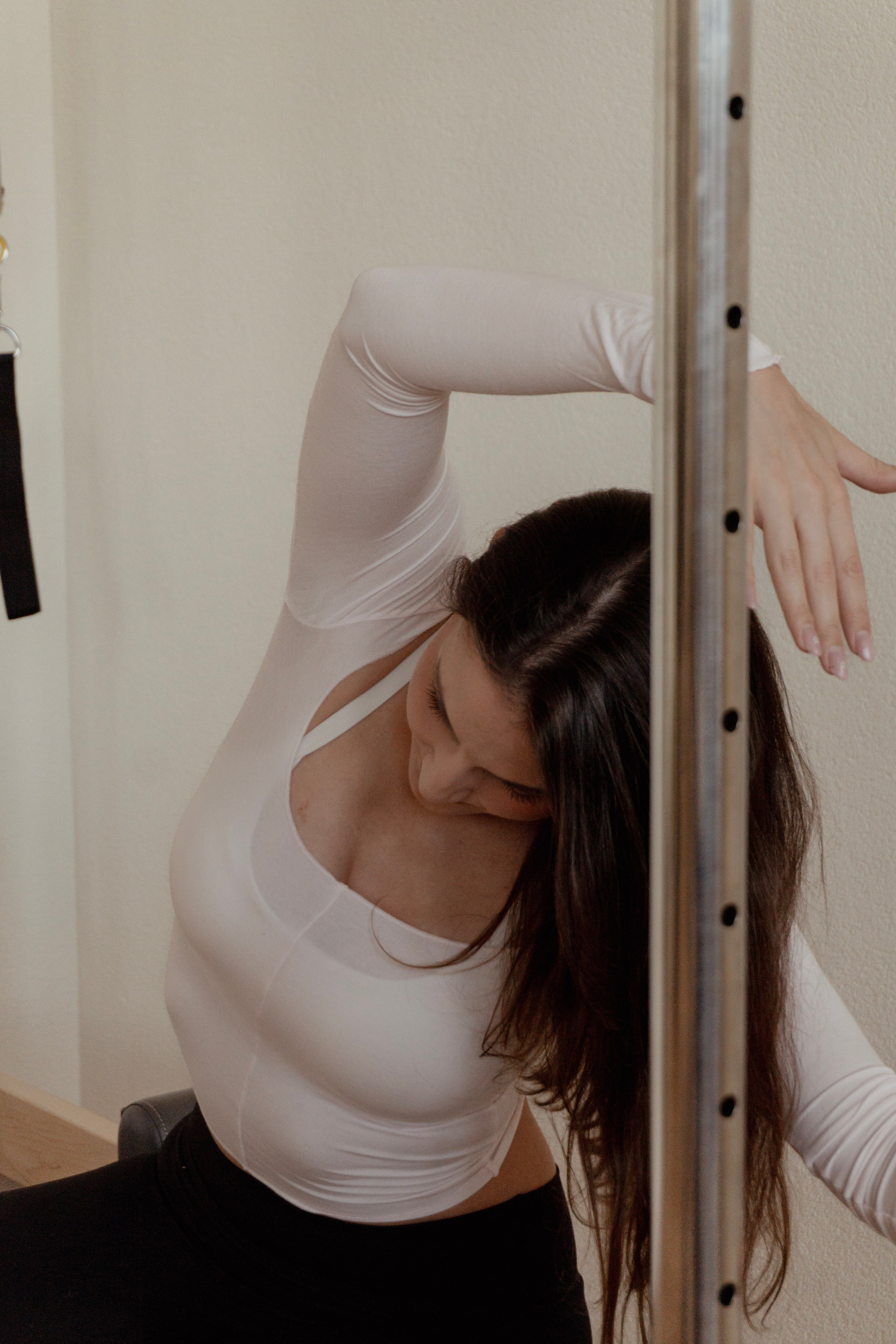 A woman training on a Pilates reformer in the bright studio of Élan Pilates in Langenthal.
